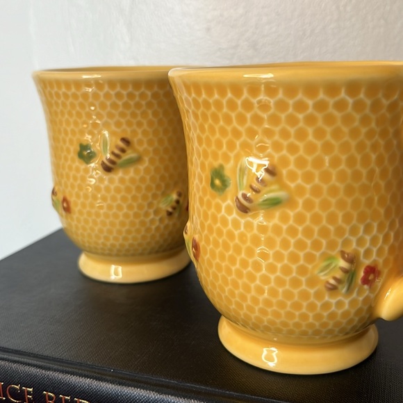 Williams-Sonoma 2 Piece Set Honey Bee Honeycomb Bee Hive Yellow Retired Mugs - Picture 2 of 8
